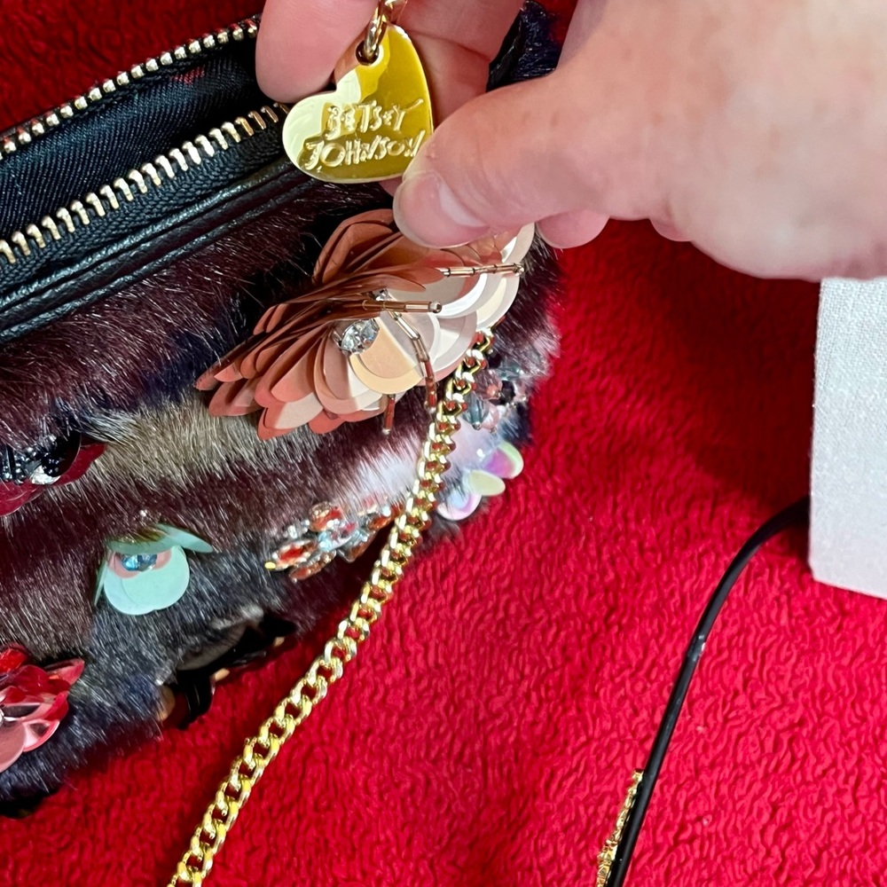 Betsey Johnson Bundle (Sunnies & Bag) with Vintage Unbranded Necklace - Picture 5 of 10